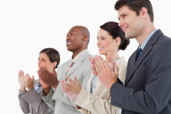 Zijaanzicht van applaudisseren verkoopsdienst permanent samen — Stockfoto