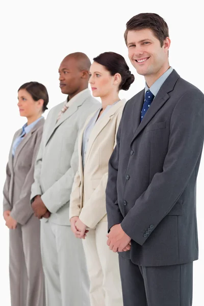 Leende försäljare står bredvid hans kollegor — Stockfoto