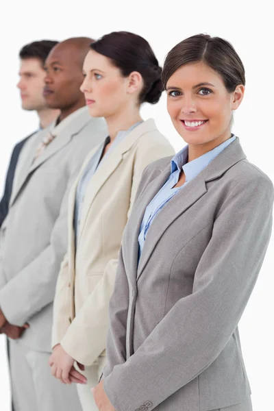 Uśmiechnięta kobieta stojąc obok jej współpracownicy — Zdjęcie stockowe
