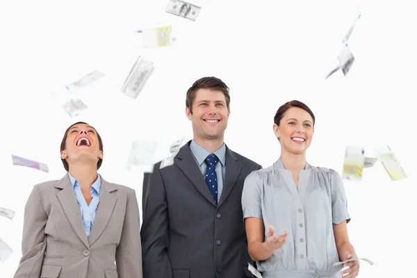 Pieniądze spada na uśmiechający się sprzedawcy — Zdjęcie stockowe