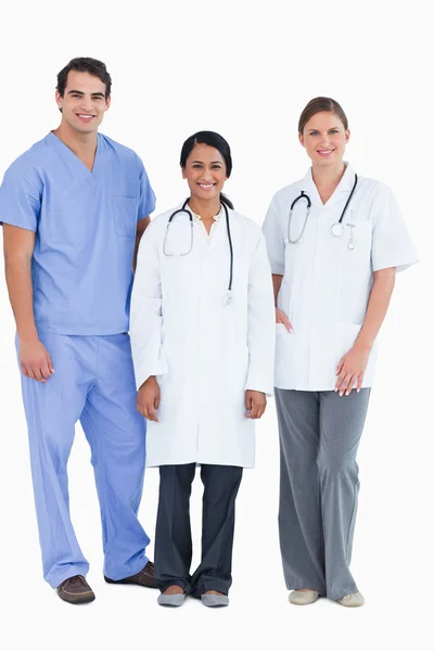 Sorridente giovane personale medico in piedi insieme — Foto Stock