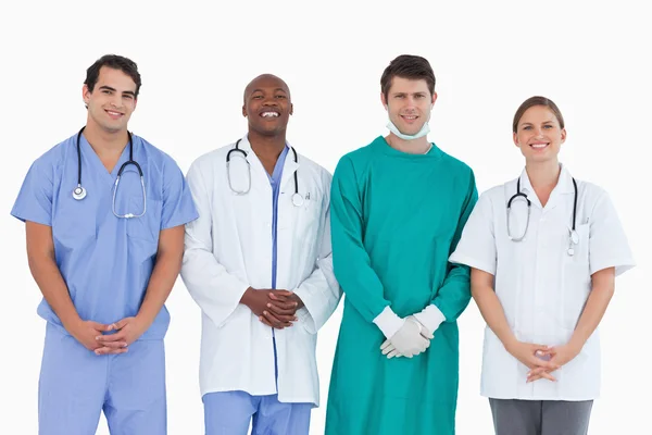 Equipe médica sorrindo de pé juntos — Fotografia de Stock