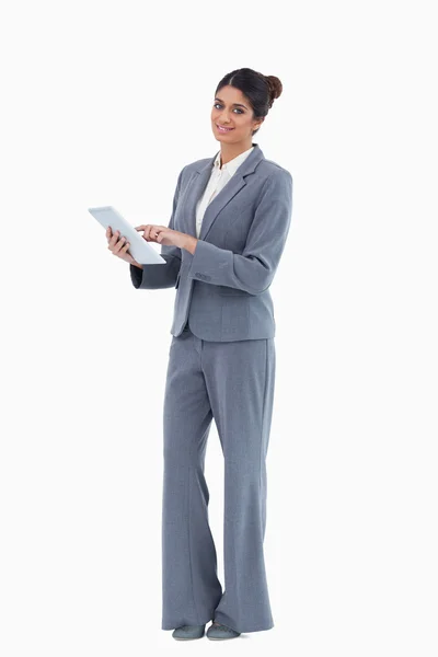 Smiling saleswoman using tablet — Stock Photo, Image