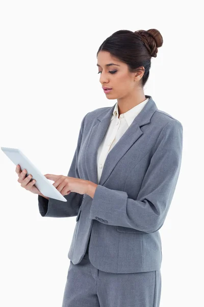 Saleswoman using tablet computer — Stock Photo, Image