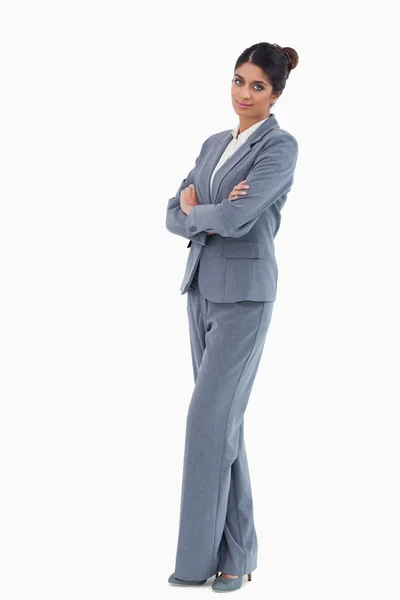 Бізнес-леді, що стоїть зі складеними руками — стокове фото