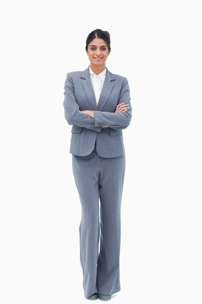 Glimlachende zakenvrouw met gevouwen armen — Stockfoto