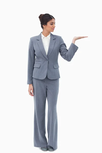 Businesswoman presenting with hand up — Stock Photo, Image