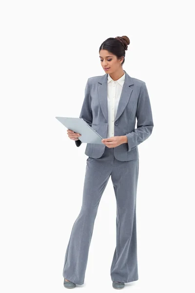 Businesswoman looking at her clipboard — Stock Photo, Image