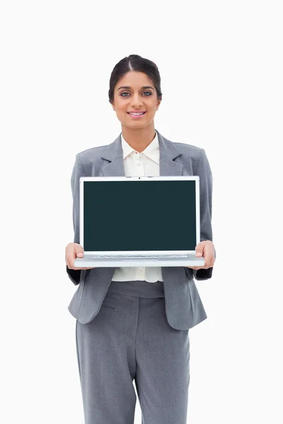 Hymyilevä liikenainen näyttää hänen kannettava tietokone — kuvapankkivalokuva