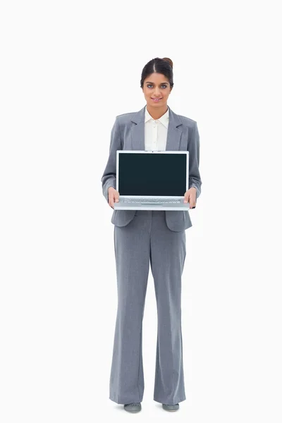 Saleswoman montrant l'écran de son ordinateur portable — Photo