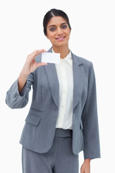 Vendedora que presenta tarjeta de visita en blanco — Foto de Stock