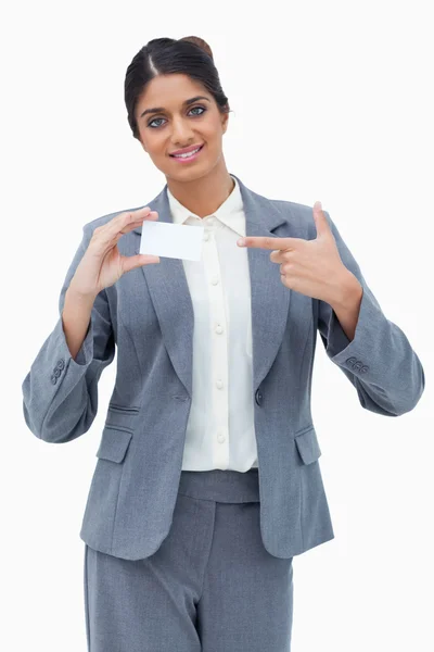 Saleswoman pointing at blank business card — Stockfoto