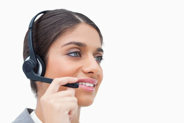 Boční pohled na ženské call centrum agenta s headsetem — Stock fotografie