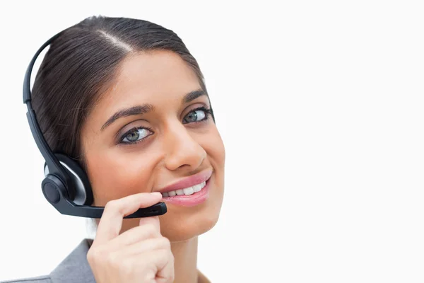 Uśmiechający się agenta call center z jej słuchawki — Zdjęcie stockowe
