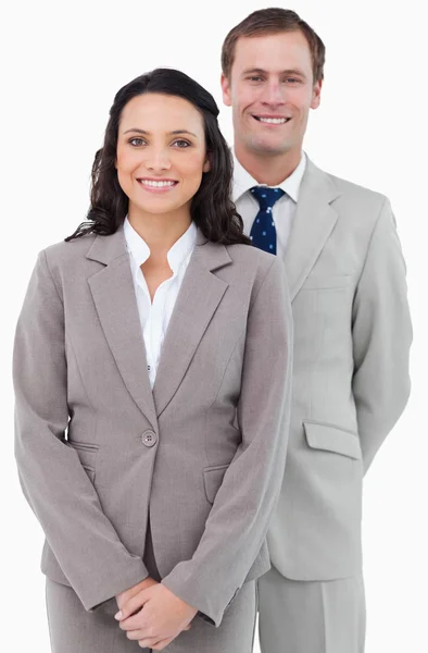 Lächelnde Büroangestellte stehen zusammen — Stockfoto