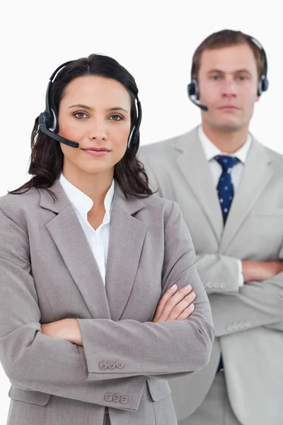 Call center agenten met headsets en armen gevouwen — Stockfoto