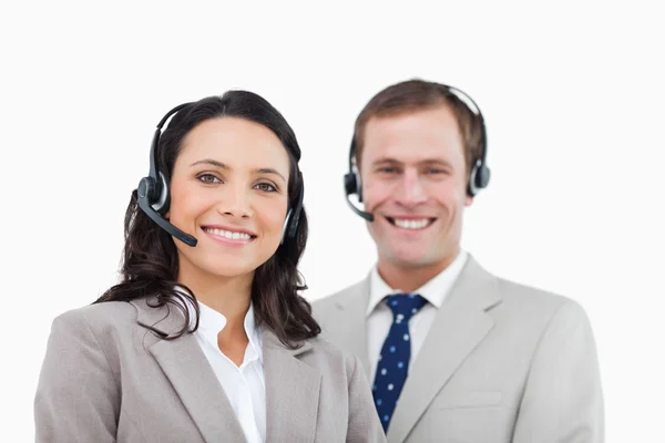 Sorrindo agentes de call center de pé juntos — Fotografia de Stock