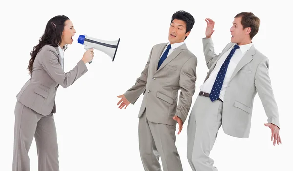 Empresaria con megáfono gritándole a sus colegas — Foto de Stock