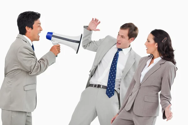Zakenman met megafoon schreeuwen tegen collega 's — Stockfoto