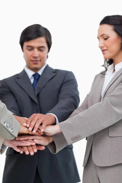 Mãos de empresários formando uma pilha — Fotografia de Stock