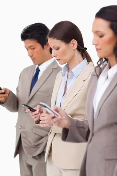 Grupo de empresários com seus celulares — Fotografia de Stock