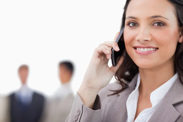 Smiling saleswoman talking on the phone — Stock Photo, Image