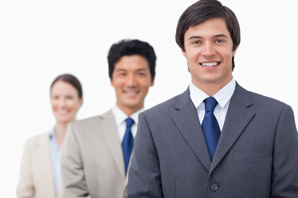Uśmiechający się biznesmeni stojąc w kolejce — Zdjęcie stockowe