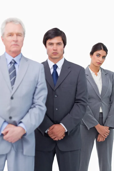 Mogna affärsman står med sina anställda — Stockfoto