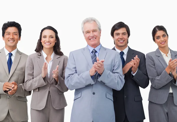 Senior zakenman en zijn team applaudisseren — Stockfoto