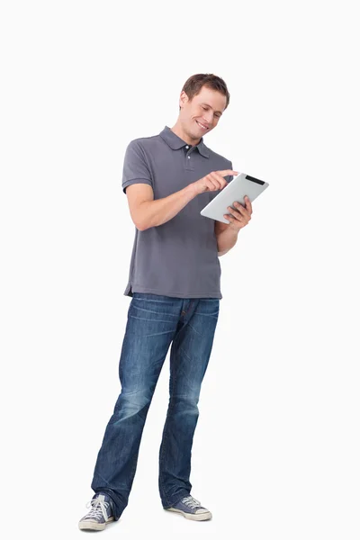 Tablet bilgisayar kullanarak gülümseyen genç adam — Stok fotoğraf