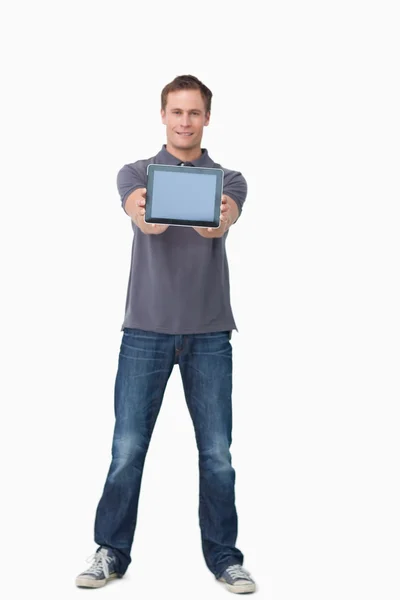 Junger Mann zeigt Bildschirm seines Tablet-Computers — Stockfoto