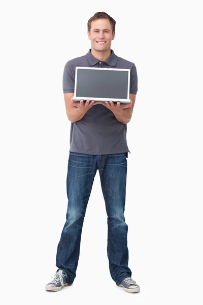 Sorridente giovane uomo mostrando il suo schermo portatile — Foto Stock