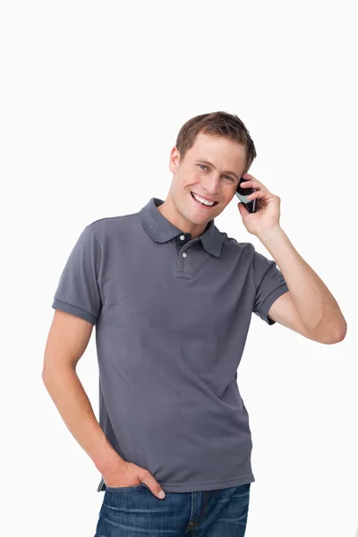 그의 휴대 전화에 젊은 남자를 웃 고 — 스톡 사진