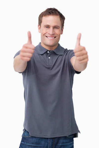 Uśmiechnięty mężczyzna młody daje kciuk w — Zdjęcie stockowe