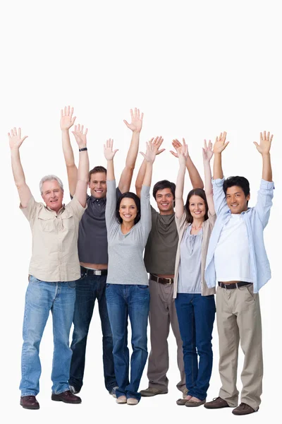 Grupo animador de amigos levantando os braços — Fotografia de Stock