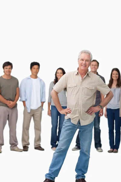 Mature man with hands on his hip and young behind him — Stock Photo, Image