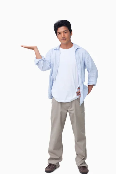 Männchen präsentiert sich mit erhobener Hand — Stockfoto
