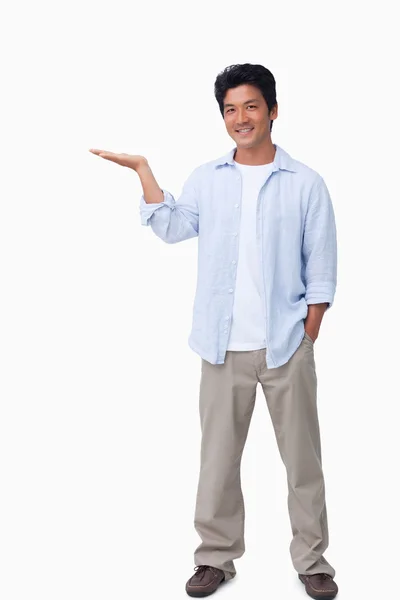 Lächelnder Mann mit erhobener Handfläche — Stockfoto