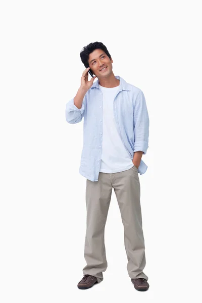 Hombre sonriente en su celular — Foto de Stock