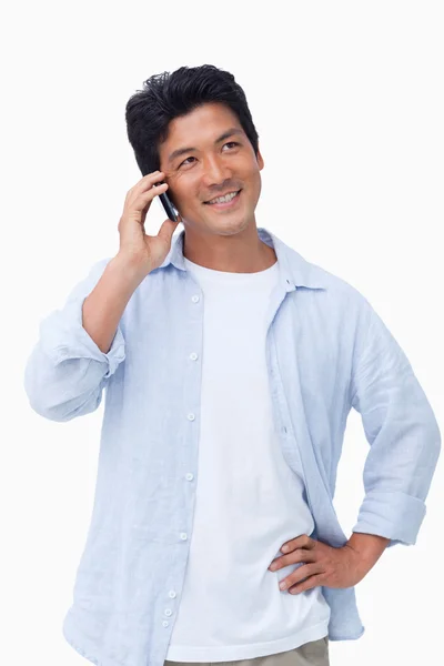 Sorridente maschio sul suo cellulare — Foto Stock