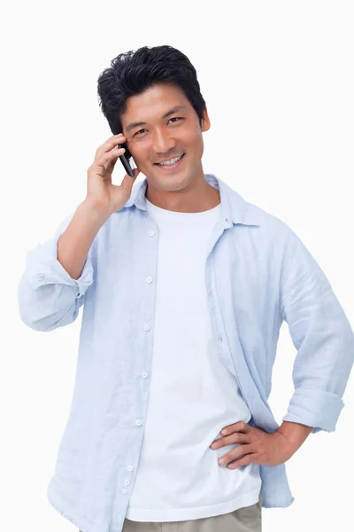 携帯電話で笑顔の男性 — ストック写真