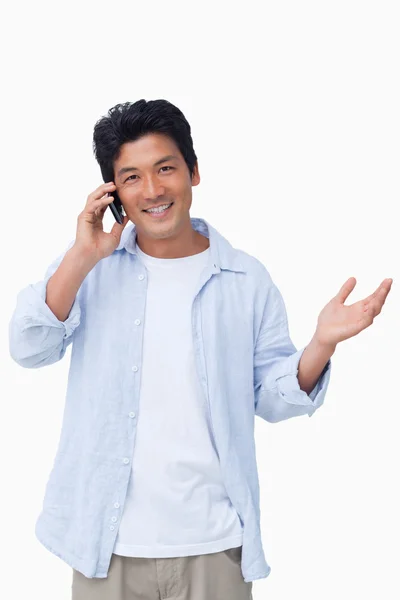 Hombre sonriente hablando en el celular — Foto de Stock