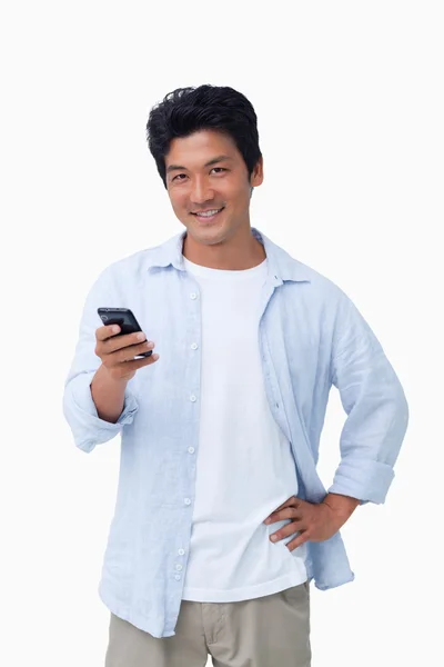 Усміхнений чоловік зі своїм мобільним телефоном — стокове фото