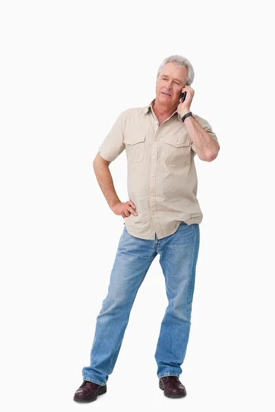 Dojrzały człowiek rozmawiać na swój telefon komórkowy — Zdjęcie stockowe