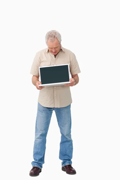 Zralý muž zobrazení jeho obrazovky přenosného počítače — Stock fotografie