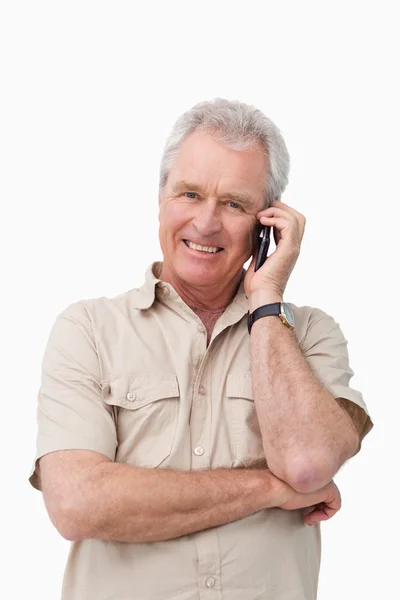 Улыбающийся взрослый мужчина на телефоне — стоковое фото