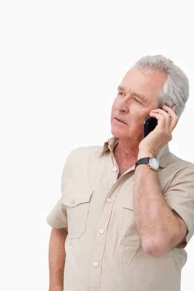 Зрелый мужчина разговаривает по мобильному телефону — стоковое фото