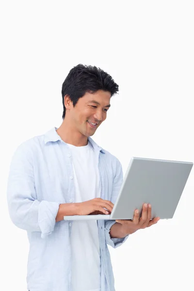 Χαμογελώντας αρσενικό σε φορητό υπολογιστή του — Φωτογραφία Αρχείου
