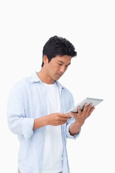 Muž při pohledu na jeho tabletový počítač — Stock fotografie