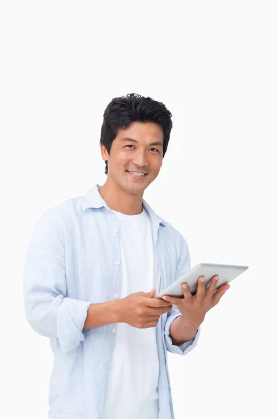 Χαμογελώντας αρσενικό με τον υπολογιστή του tablet — Φωτογραφία Αρχείου